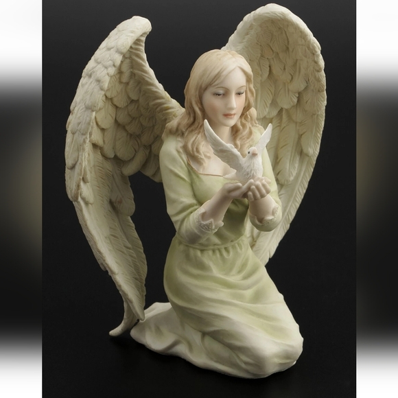 VERONESE DESIGN Cream And Pastel Kneeling Angel Figurine Holding A Dove 5.5" EUC - Picture 1 of 8